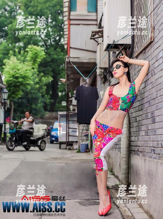 AISS爱丝(钻石版) - 观看何冉捆绑花絮视频，图包里难以言喻的魅力