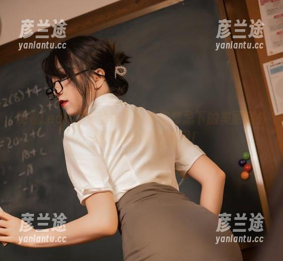 观看Leah梓未的作品：教室禁忌下的美丽意外，距离我心跳的瞬间！