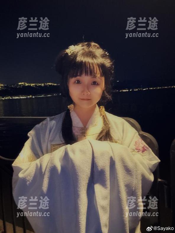 看Sayako＿今年4岁的睡衣写真，心情就像是春天的小野花！