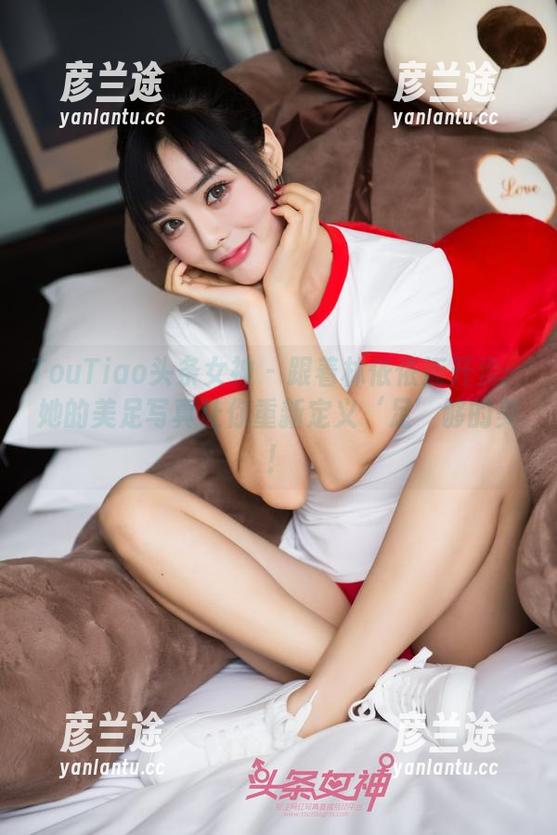 TouTiao头条女神-林依依 TouTiao头条女神 - 跟着林依依迈开步:她的美足写真让你重新定义‘足’够的美!