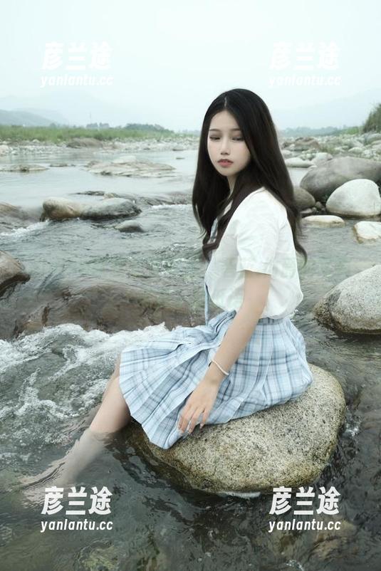 eloise软软 eloise软软随性而拍,碧蓝.伯爵的写真光影下的低语