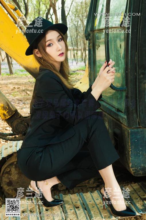 丽柜-兔子 丽柜 - 兔子双马尾全套写真,下载后你会发现兔子也可以很带感!