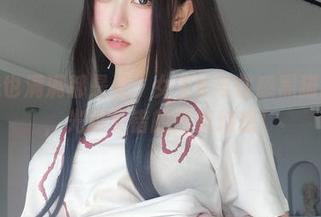 无圣光也满满都是爱：女主K与性感黑猫的原图，光影交错的甜蜜幻想！
