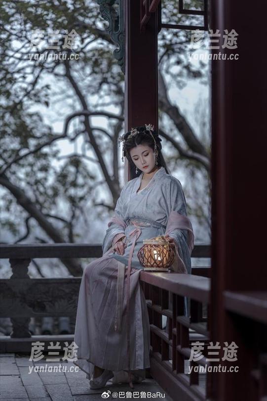 巴鲁巴鲁BaRu的Cos探索：跟随尼禄花嫁的每一张照片！
