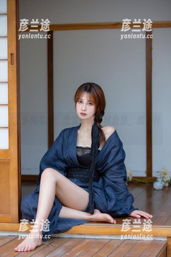 念雪ww OL系列写真:念雪ww的网盘里,藏着什么样的故事?
