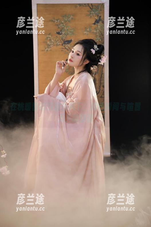 桃暖酱 在桃暖酱的汉服古风下:精选瞬间与喧嚣无关的静谧