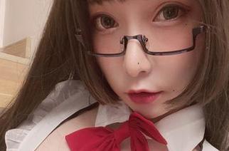 次屁啦的透明女仆写真：壁纸上流淌的轻盈与梦幻。