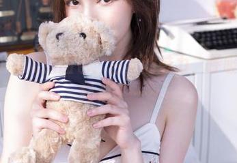 白露Bululu新图包：白丝的魅力，呼吸都变得轻柔了……