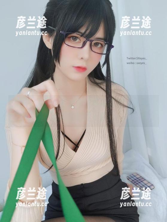 眼酱大魔王w毛衣黑丝写真图包：天哪，这种搭配真不错！