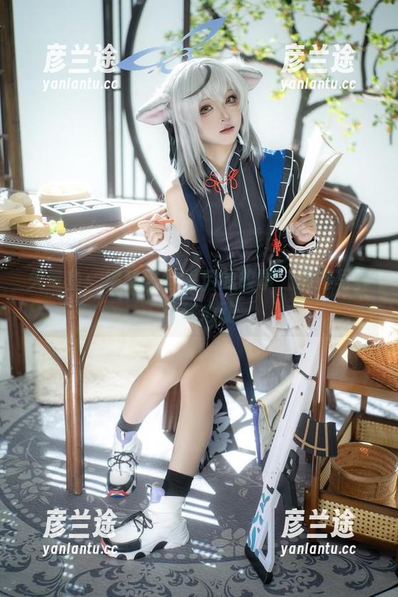 矢量鱼：揭秘黑丝背后的故事，精选写真让你心动