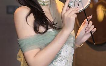 秀人网 – 巴厘岛的热浪：Evelyn艾莉的在线性感女神图集来了！