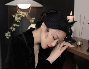 秀人网 – 小雨baby私拍图包：连体衣与阴影的游戏，谁能抵挡？