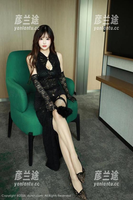 秀人网 - 萌白酱制服图片：轻轻一瞥，仿佛能感觉到她的每一次呼吸