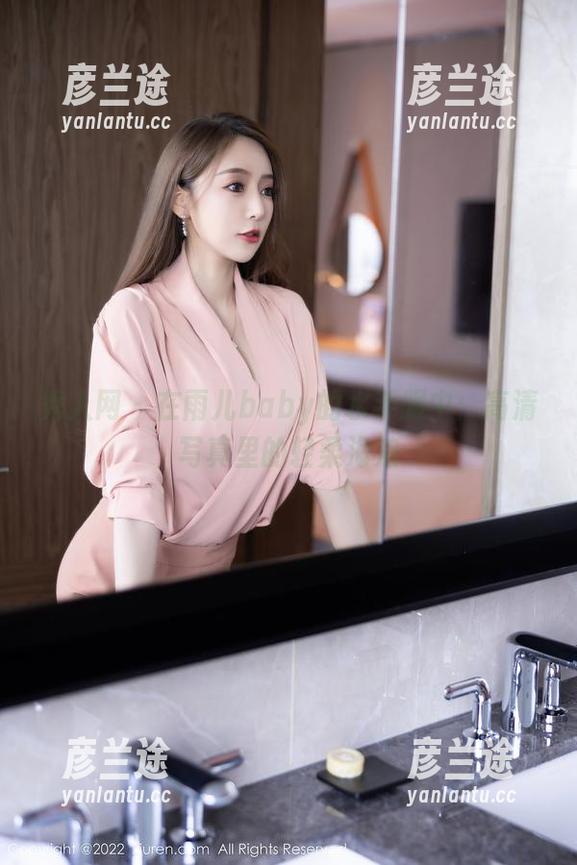 秀人网-雨儿baby 秀人网 - 在雨儿baby的水手服中:高清写真里的轻柔海浪