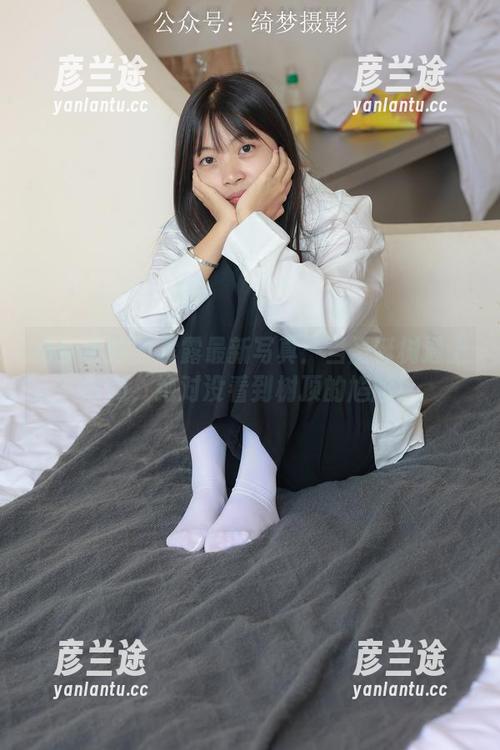 绮梦摄影-露露 绮梦摄影 - 露露最新写真:当圣诞树遇上时尚,绝对没看到树顶的尴尬!
