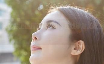 蜜桃社 – 游泳也会上热搜？琉璃lily在线泳池资源，快来舔屏吧！