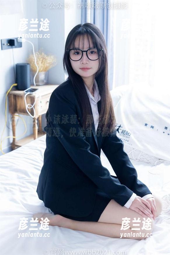 袜啵啵 - 小沫泳装：那些你无法拒绝的原图精选，快准备好被惊艳！