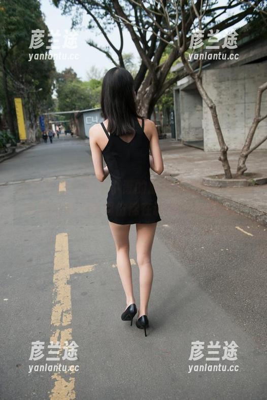 魔镜街拍-艾小青 魔镜街拍 - 在艾小青的旗袍街拍中,原图精选的每一帧都仿佛在诉说一个故事。
