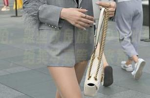 魔镜街拍：黑丝改良旗袍少妇的街头魅力，绝美写真等你来赏！