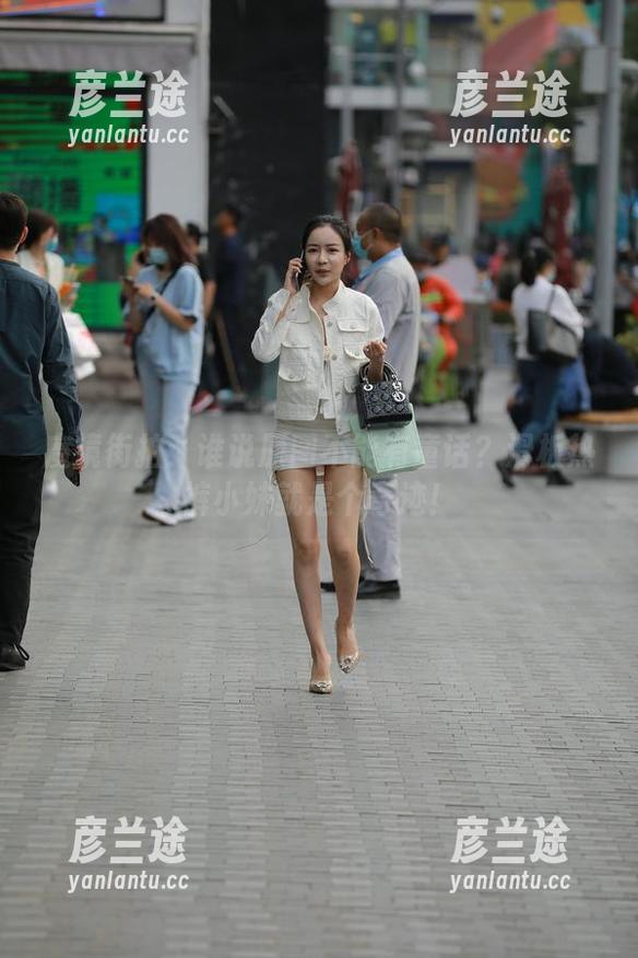 魔镜街拍：谁说原图不能有童话？滑板热裤小妹就是个奇迹！